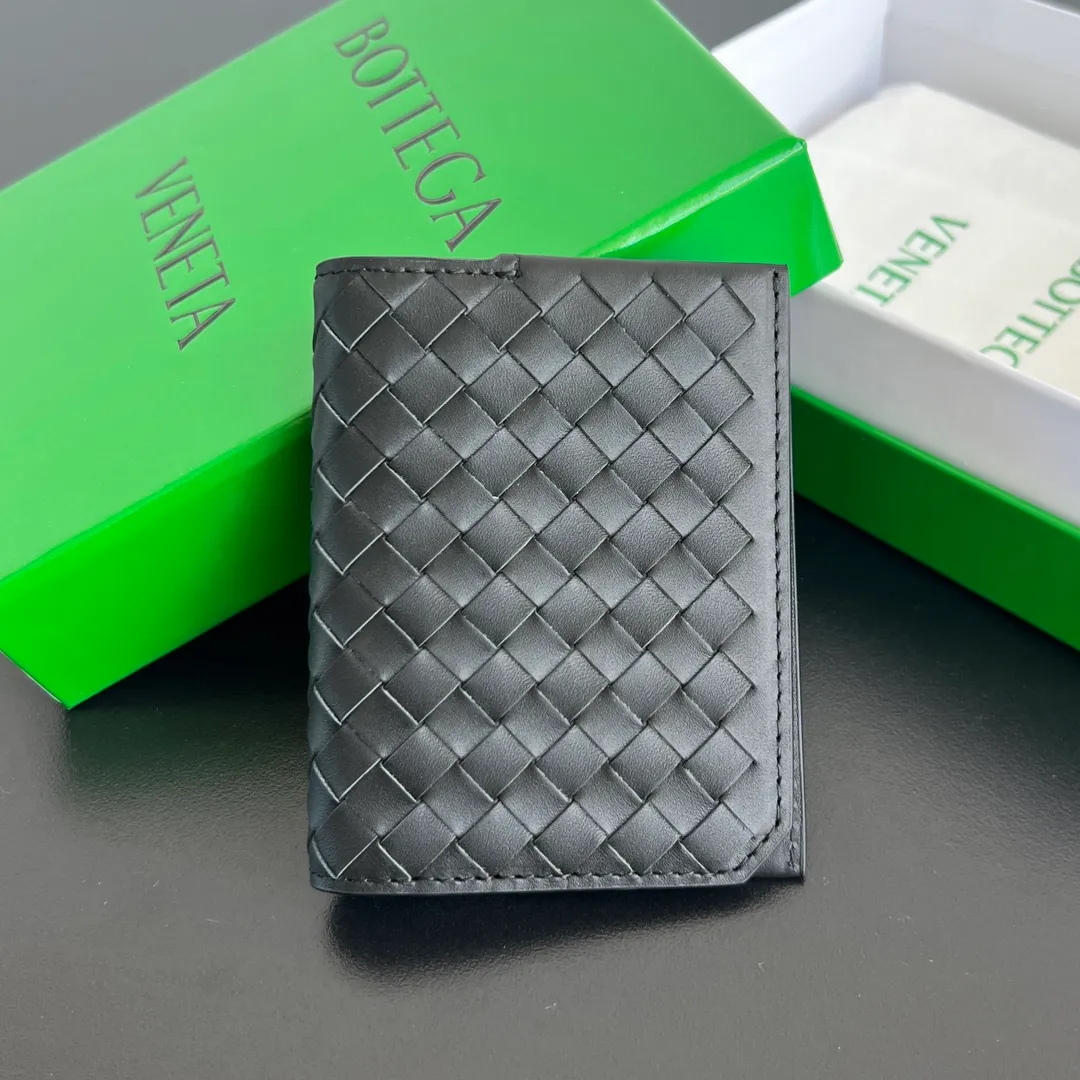 BV's new 796964 woven Piccolo Elap flap calf pickup bag. The classic small woven returns. Compared with the previous style, the woven leather strip is more delicate and has a stronger weaving feel. It inherits the sturdiness and durability of BV. The flip closure has a plug-in structural design. Daily change and cards can be put in. The appearance is durable and can be packed. It is recommended to buy exquisite goods P480 size: 10.2*8.2*0.5cm